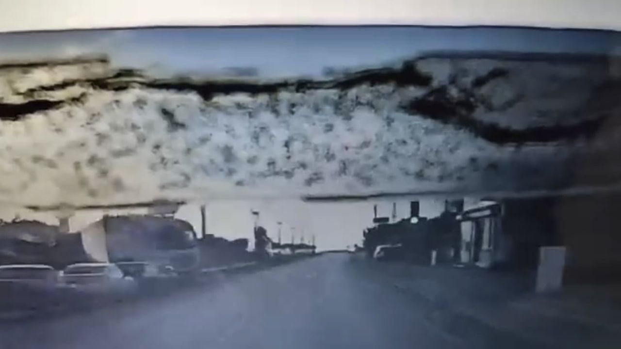 Hatay Arsuz'da 5 araçlı zincirleme kaza: 18 yaralı, minibüs kamerasına çarpışma anı yansıdı