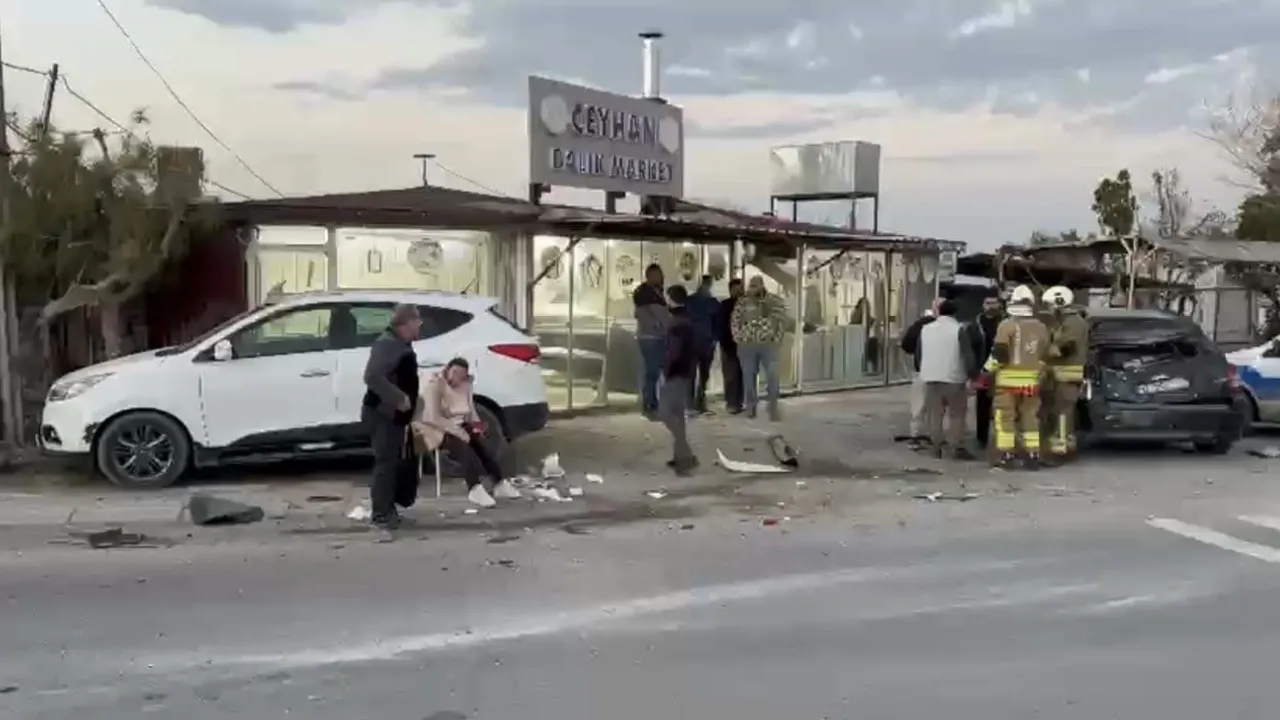 Hatay Arsuz'da zincirleme trafik kazası: 5 araç karıştı, 11 yaralı (1'i ağır)