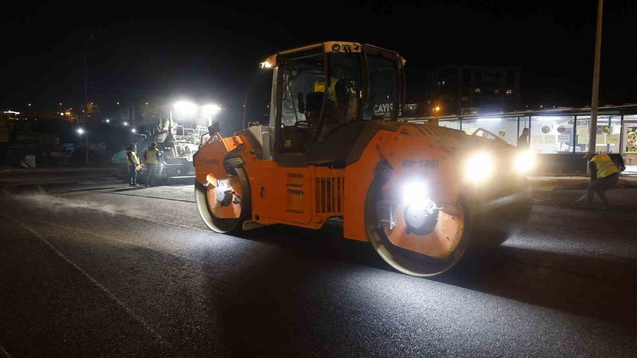 Hatay Büyükşehir Belediyesi, Antakya Şükrü Balcı Caddesi'nde Asfaltlama Çalışmasını Tamamladı