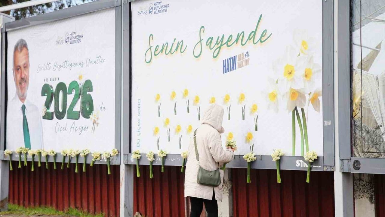 Hatay Büyükşehir Belediyesi billboardlara nergis yerleştirerek yeni yılı kutladı