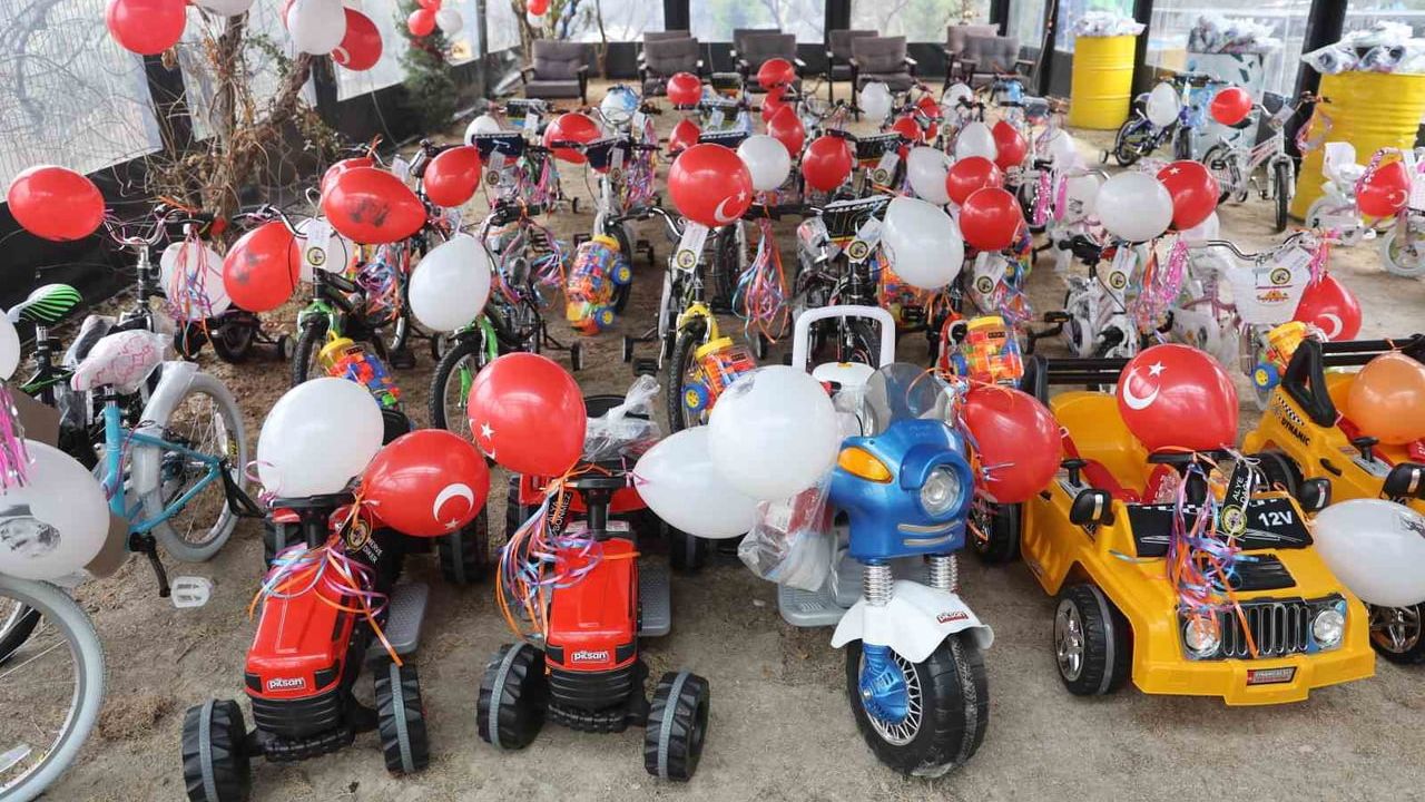 Hatay'da 200 depremzede öksüz ve yetim çocuğa hayırseverlerden hediyeler