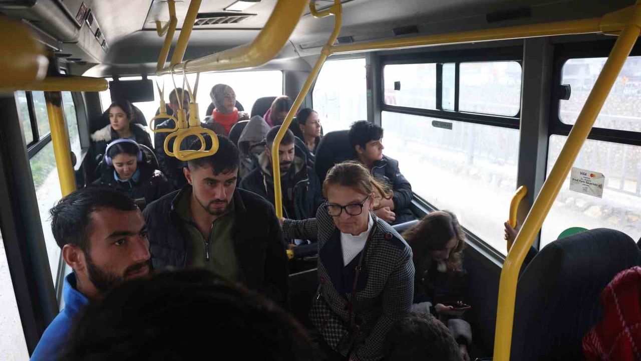 Hatay'da 4 çocuk annesi Zeynep Kılıç, dolmuş şoförlüğüyle ekmek kazanıyor