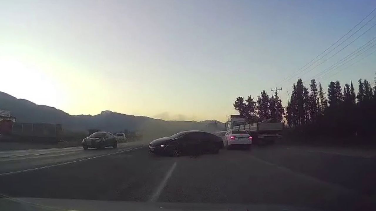 Hatay'da 5 aracın karıştığı zincirleme kaza: 4 kişi yaralandı