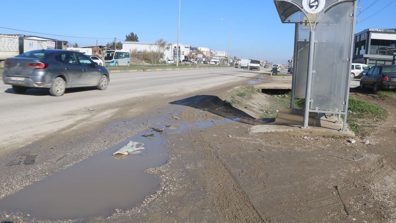 Hatay'da 9 aracın karıştığı zincirleme kaza: Durağa dalan otomobilden kaçış anları kamerada