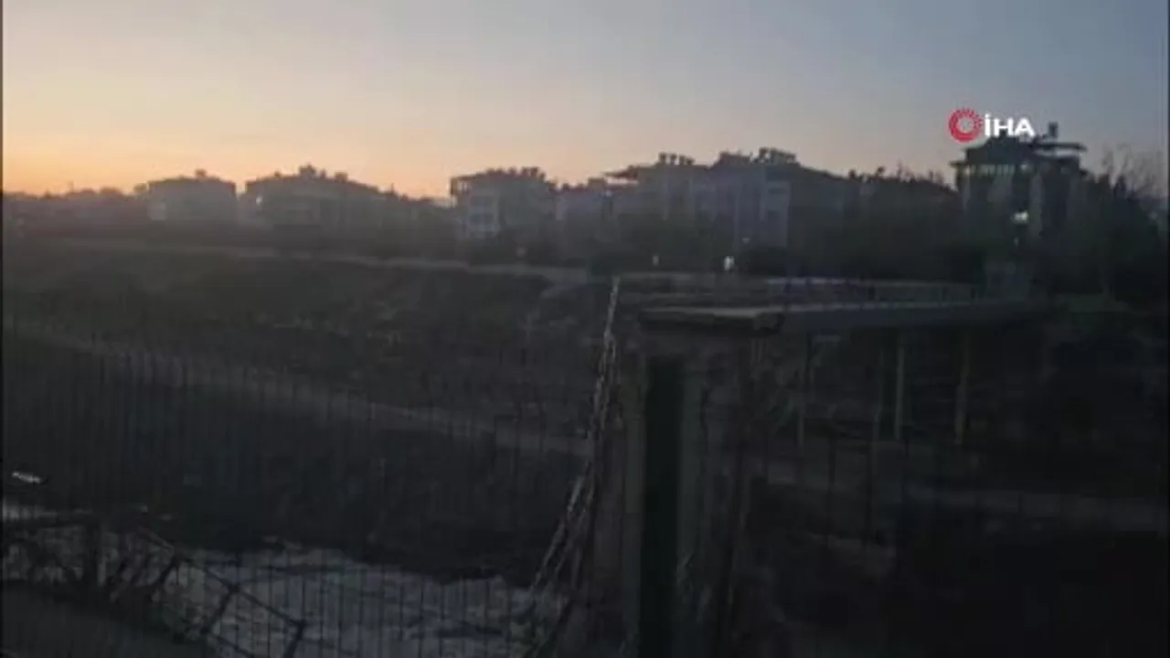 Hatay'da Asi Nehri üzerindeki yaya köprüsünün bir bölümü çöktü