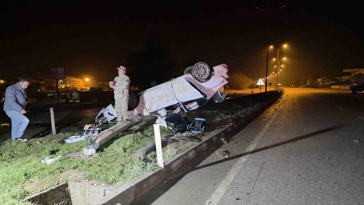Hatay'da aydınlatma direğine çarpan otomobilde 7 aylık Ece Ü. hayatını kaybetti — Kaza güvenlik kamerasında