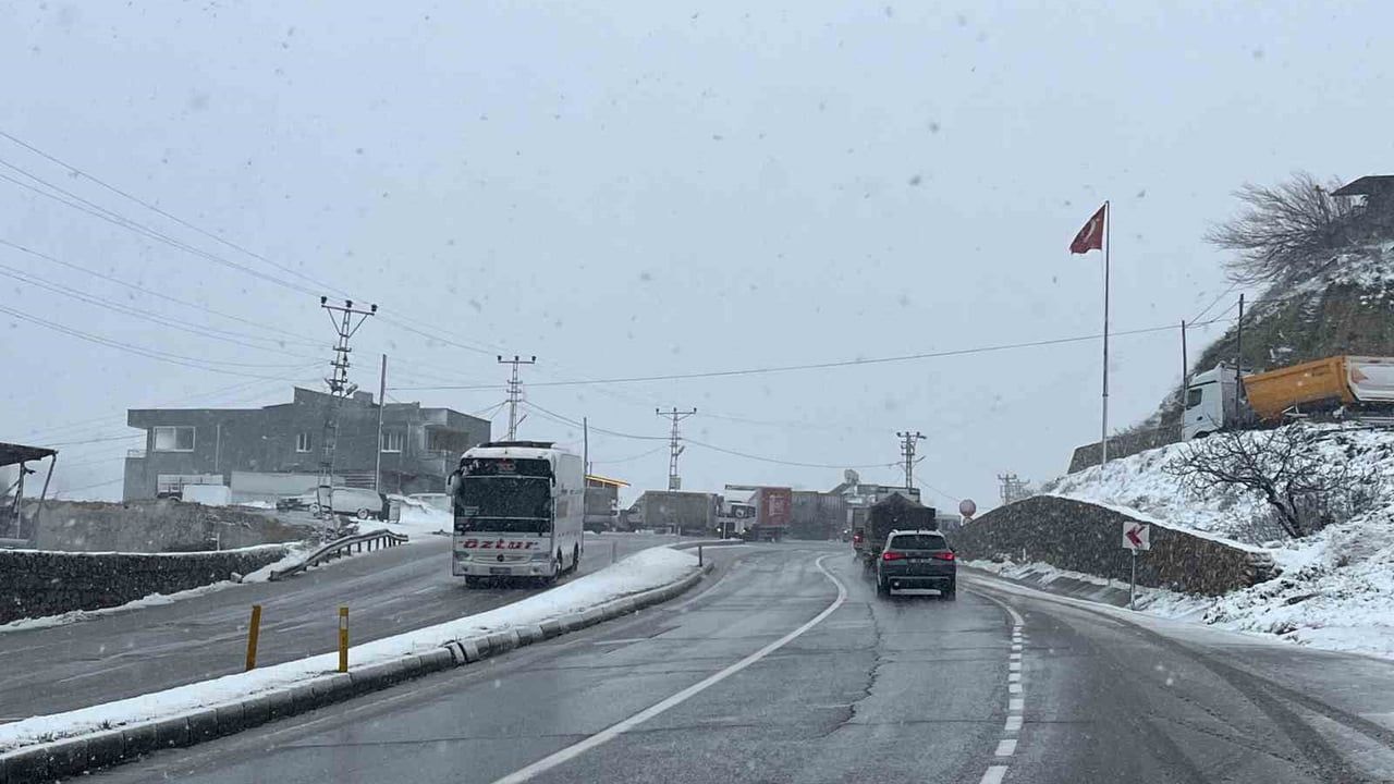 Hatay’da beklenen kar yağışı başladı: Belen ve yüksek kesimler beyaza büründü