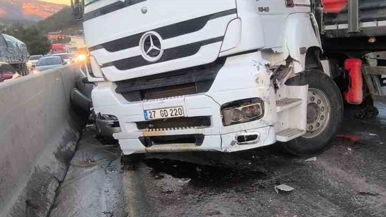 Hatay'da buzlanma kaynaklı zincirleme kaza: 12 araç karıştı, 11 yaralı