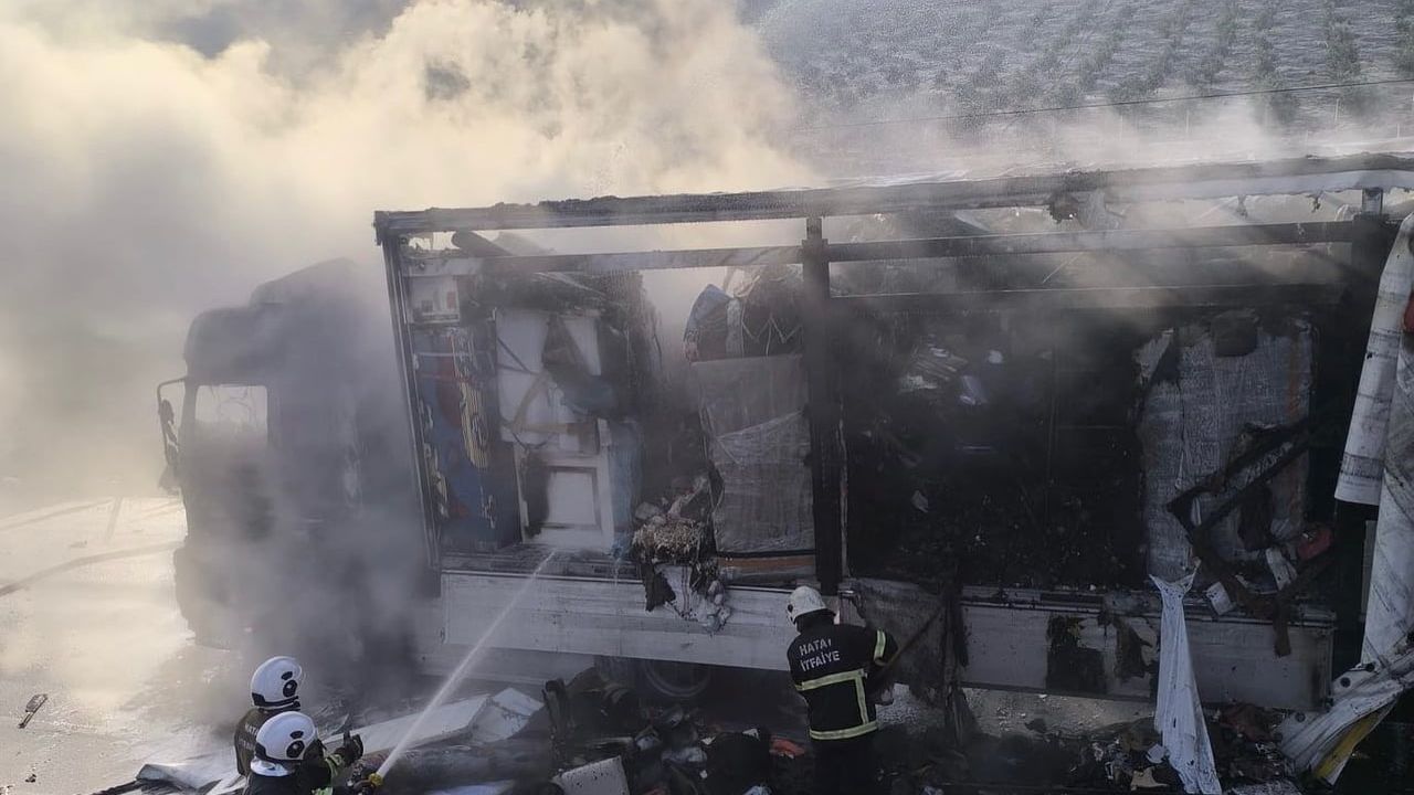 Hatay'da Cilvegözü Sınır Kapısı'nda Suriye'ye Geçmeyi Bekleyen Eşya Yüklü Tır Yandı