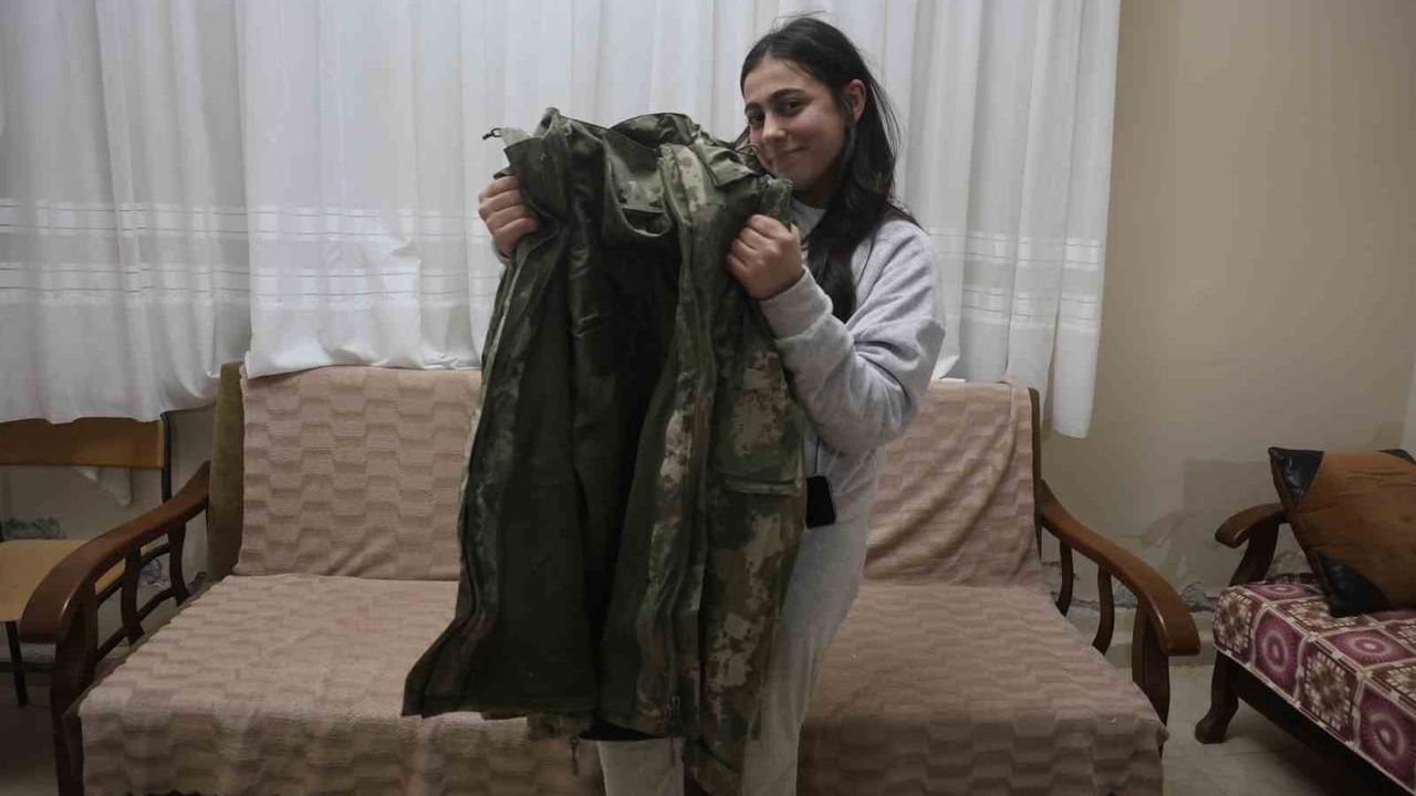 Hatay'da depremde annesini ve ağabeyini kurtaran askerin montunu 3 yıldır saklıyor; emaneti geri vermek istiyor