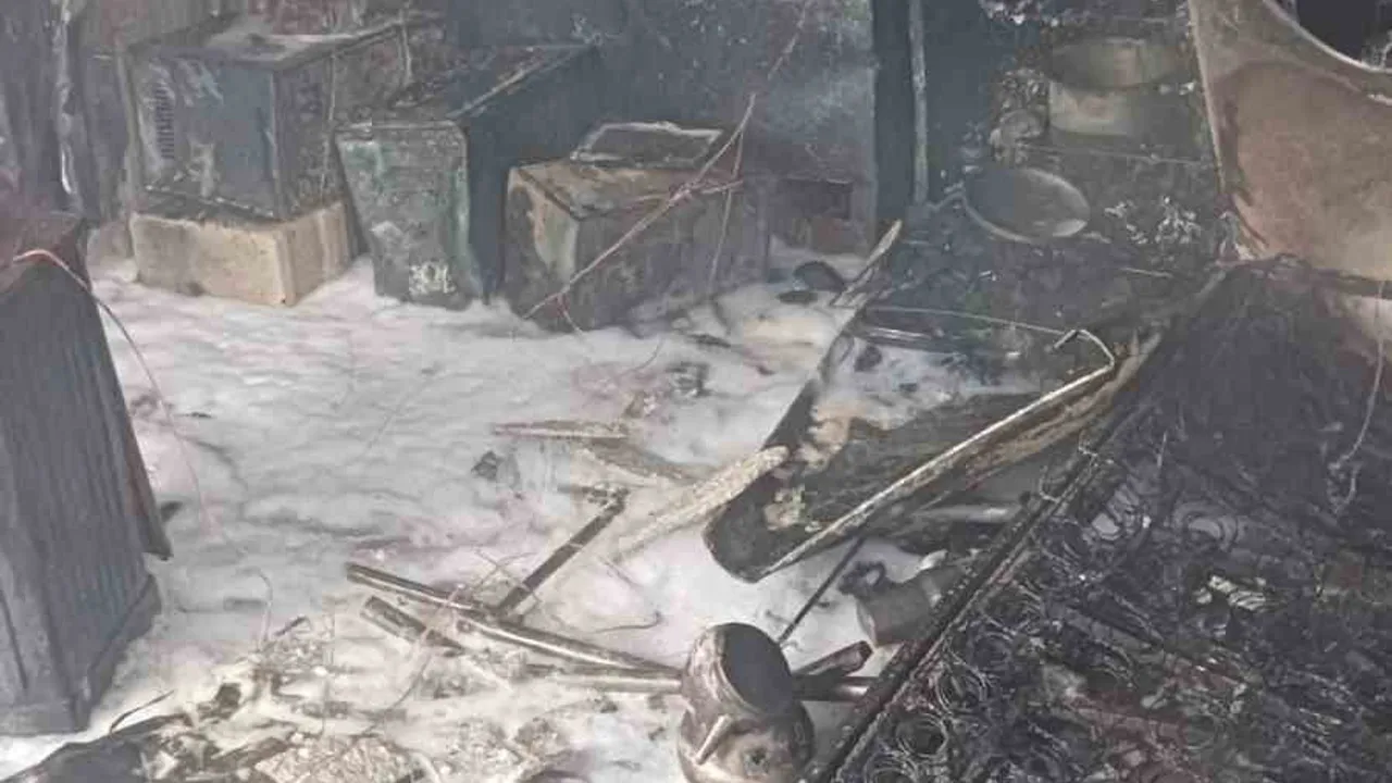 Hatay'da depremzede ailenin konteyneri yangında kullanılamaz hale geldi