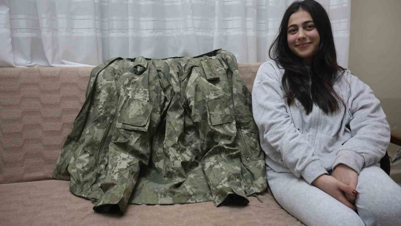 Hatay'da depremzede Beliz ile Emekli Albay Raşit Çelik arasında duygusal mont görüşmesi