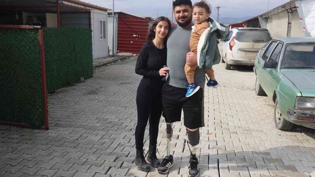 Hatay’da Depremzede Emre Yüksek, Protezleriyle Evlenip Baba Oldu