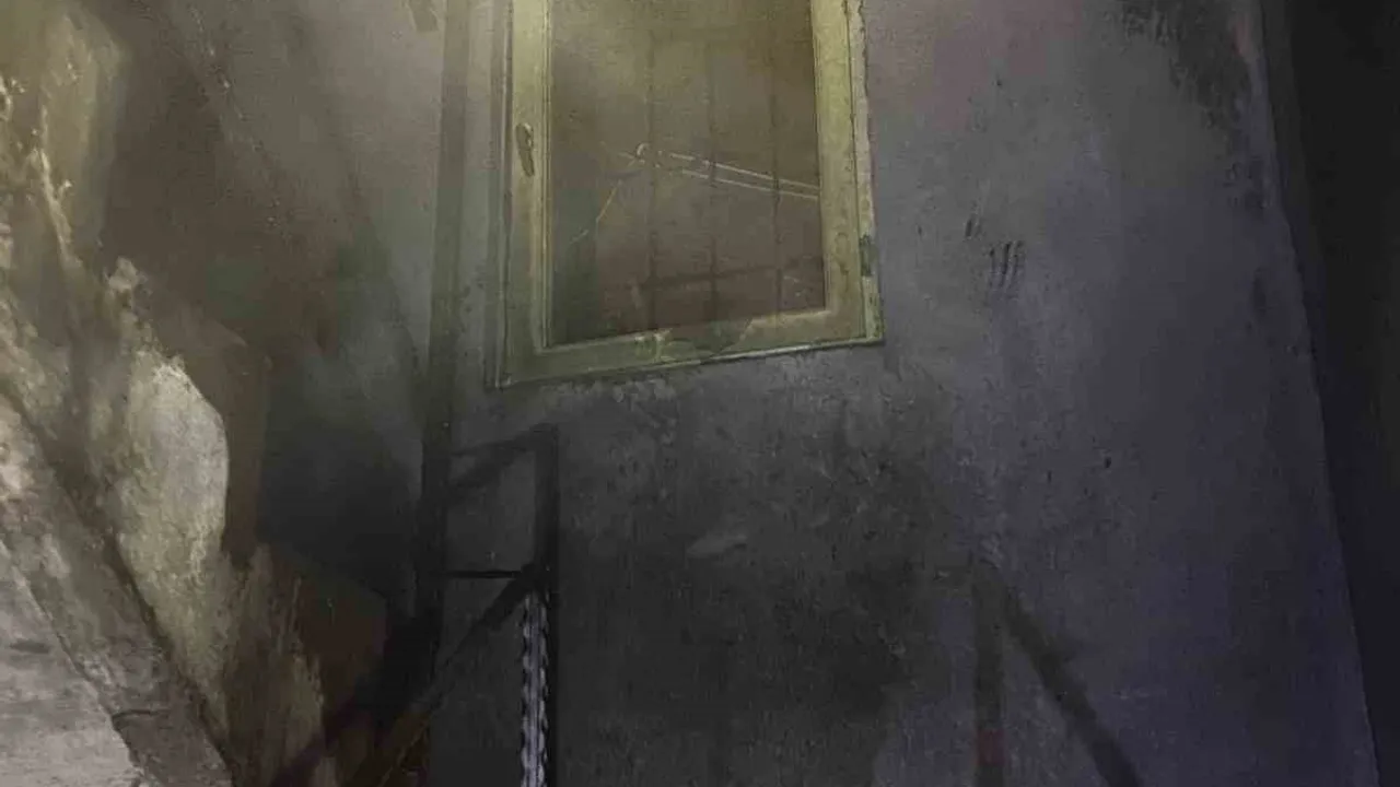 Hatay'da Dörtyol Özerli Mahallesi'nde 5'i çocuk 7 kişinin kurtarıldığı ev yangını