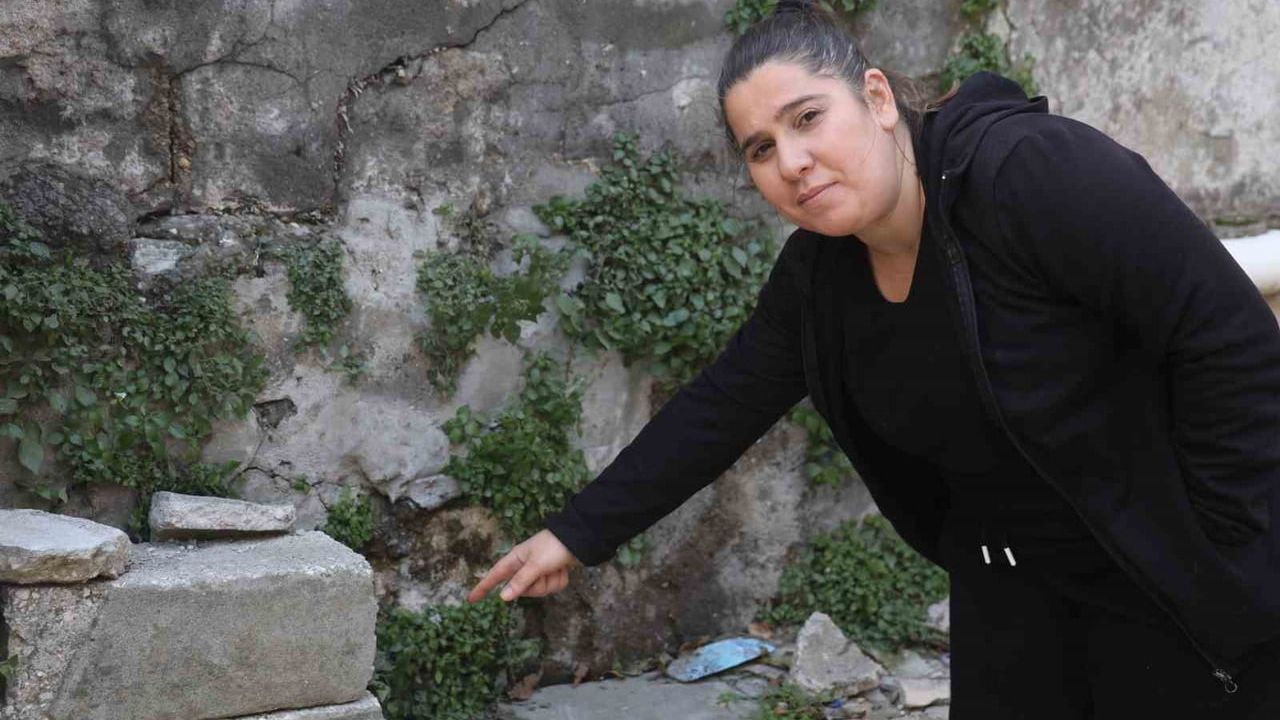 Hatay'da duvardaki cep telefonu çalındı: Güvenlik kamerası anne ve çocuğu kaydetti