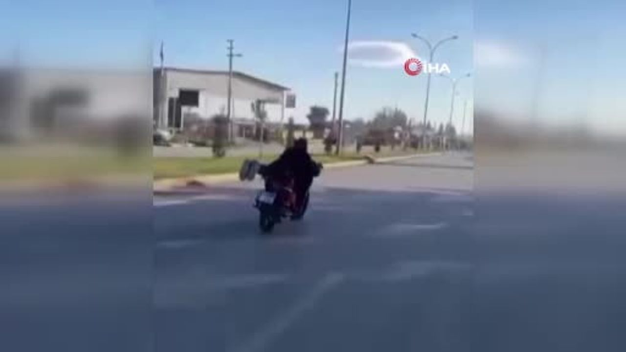 Hatay'da ehliyetsiz çocuk sürücüye sosyal medyada paylaştığı motosiklet akrobasi görüntüleri nedeniyle 50 bin 839 TL ceza