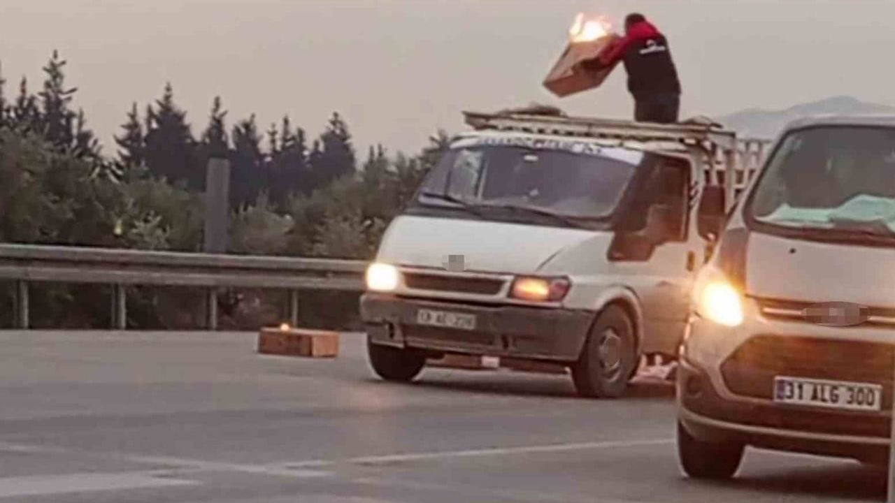 Hatay'da Kamyonetin Kasa Bölümünde Çıkan Yangın Sürücünün Müdahalesiyle Büyümeden Söndürüldü