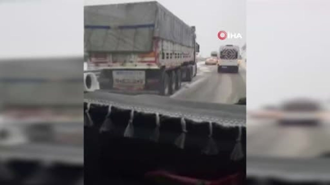 Hatay’da kar ulaşımı aksattı; çocuklar karın keyfini çıkardı