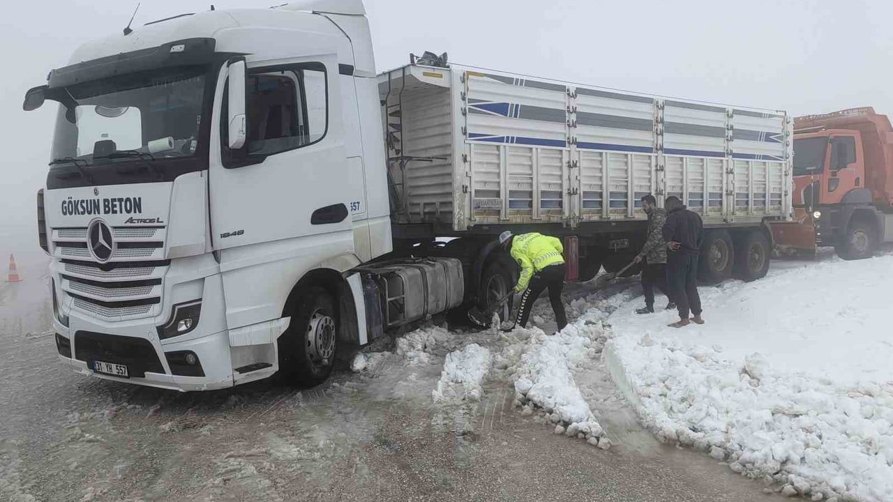 Hatay'da Kar Yağışı Sonrası Mahsur Kalan Sürücülere Polis Yardımı
