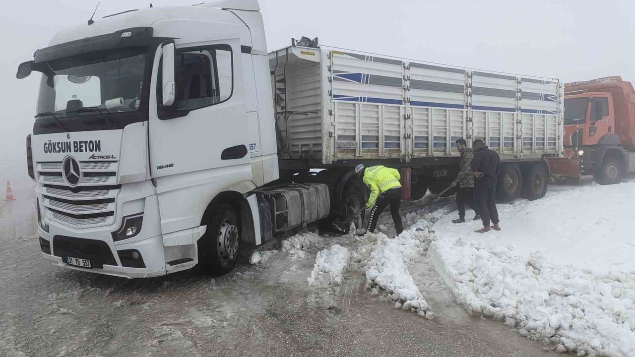 Hatay'da kar yağışı ulaşımı etkiledi; bazı yollar kar lastiği olmayan araçlara kapatıldı
