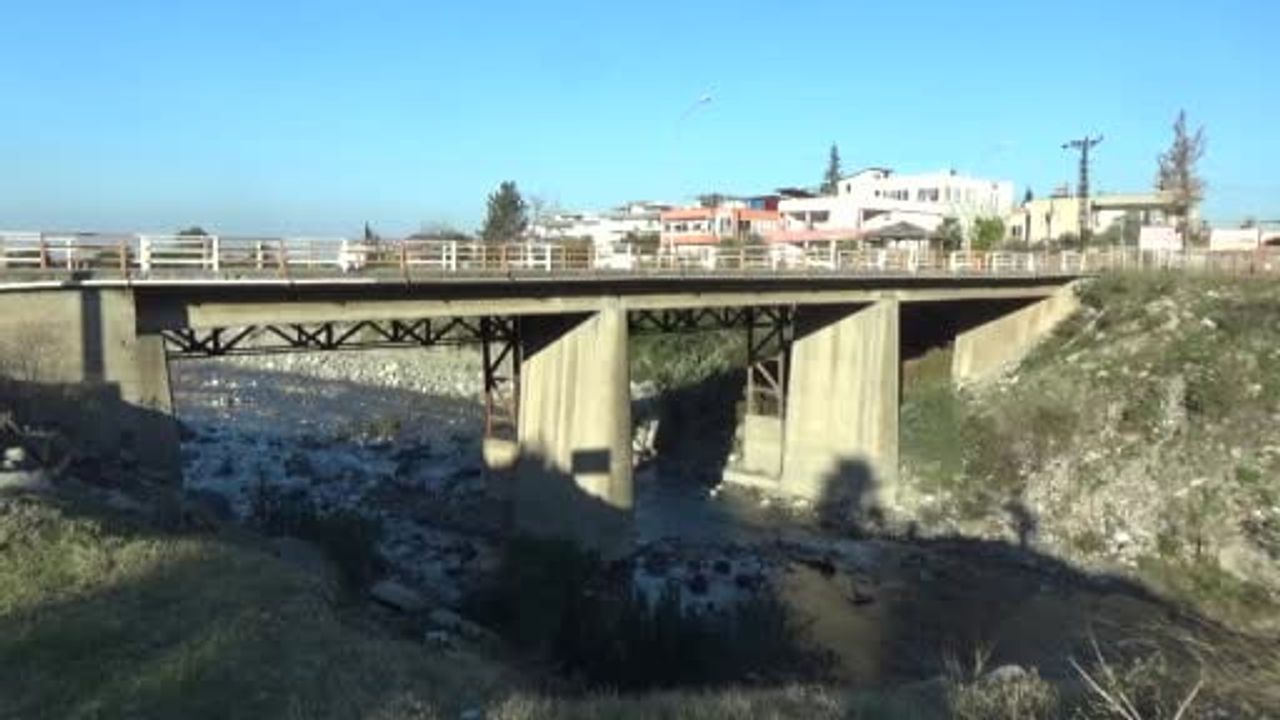 Hatay’da Karakese Köprüsü Orta Bölümündeki Hasar Nedeniyle Araç Trafiğine Kapatıldı