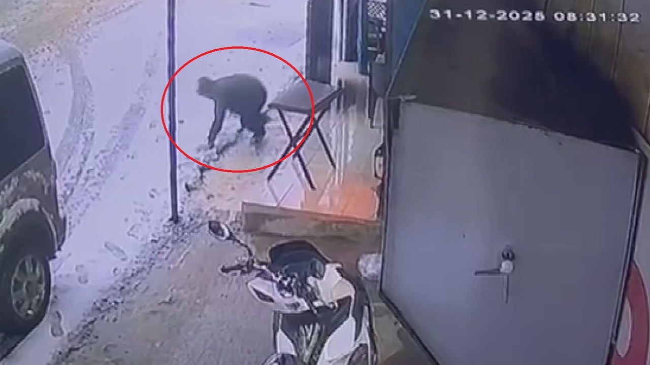 Hatay'da karla kaplanan fayans zeminde vatandaşlar kayıp düşme tehlikesi yaşadı