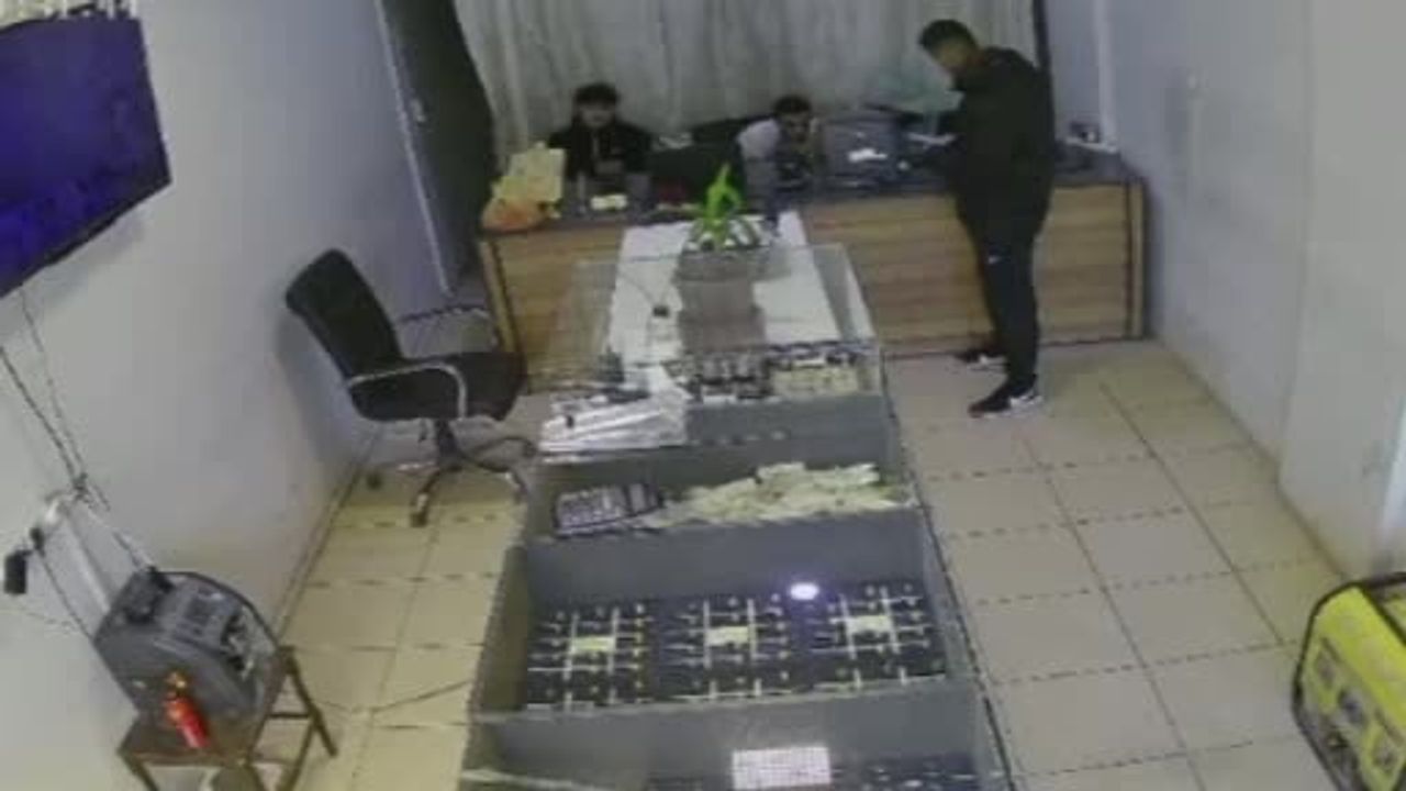 Hatay'da kasklı iki kişi kuyumcudan 3 dakikada yaklaşık 3 kilogram altın çaldı