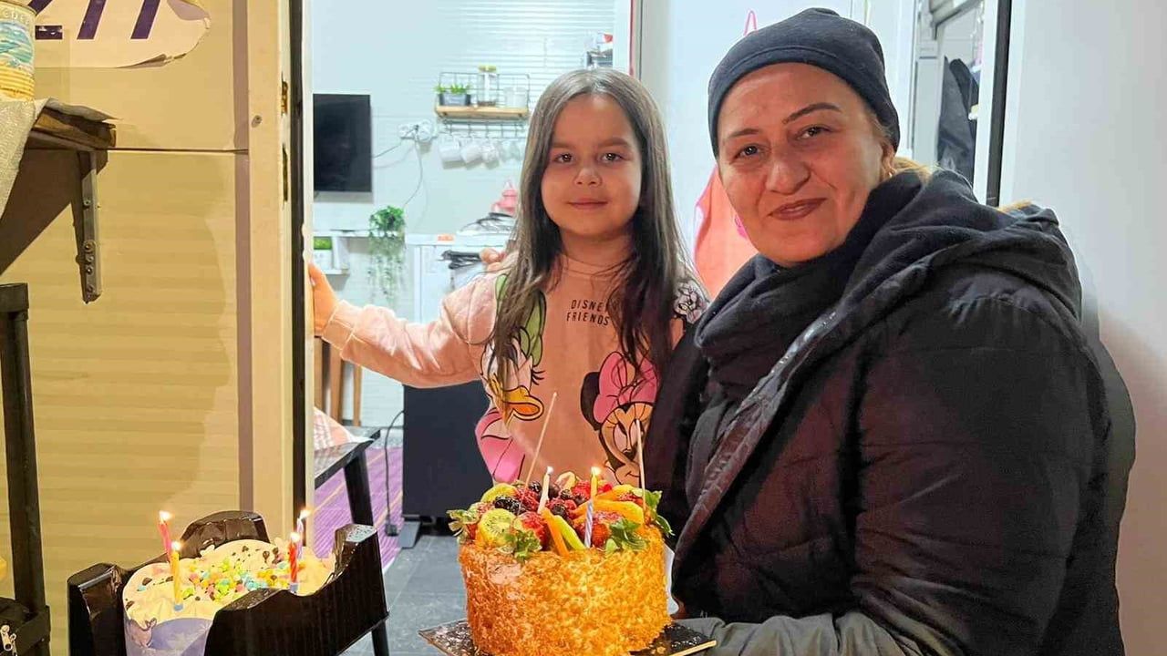 Hatay'da konteynerde yaşayan Alya'nın sürpriz 4. yaş günü yürekleri ısıttı