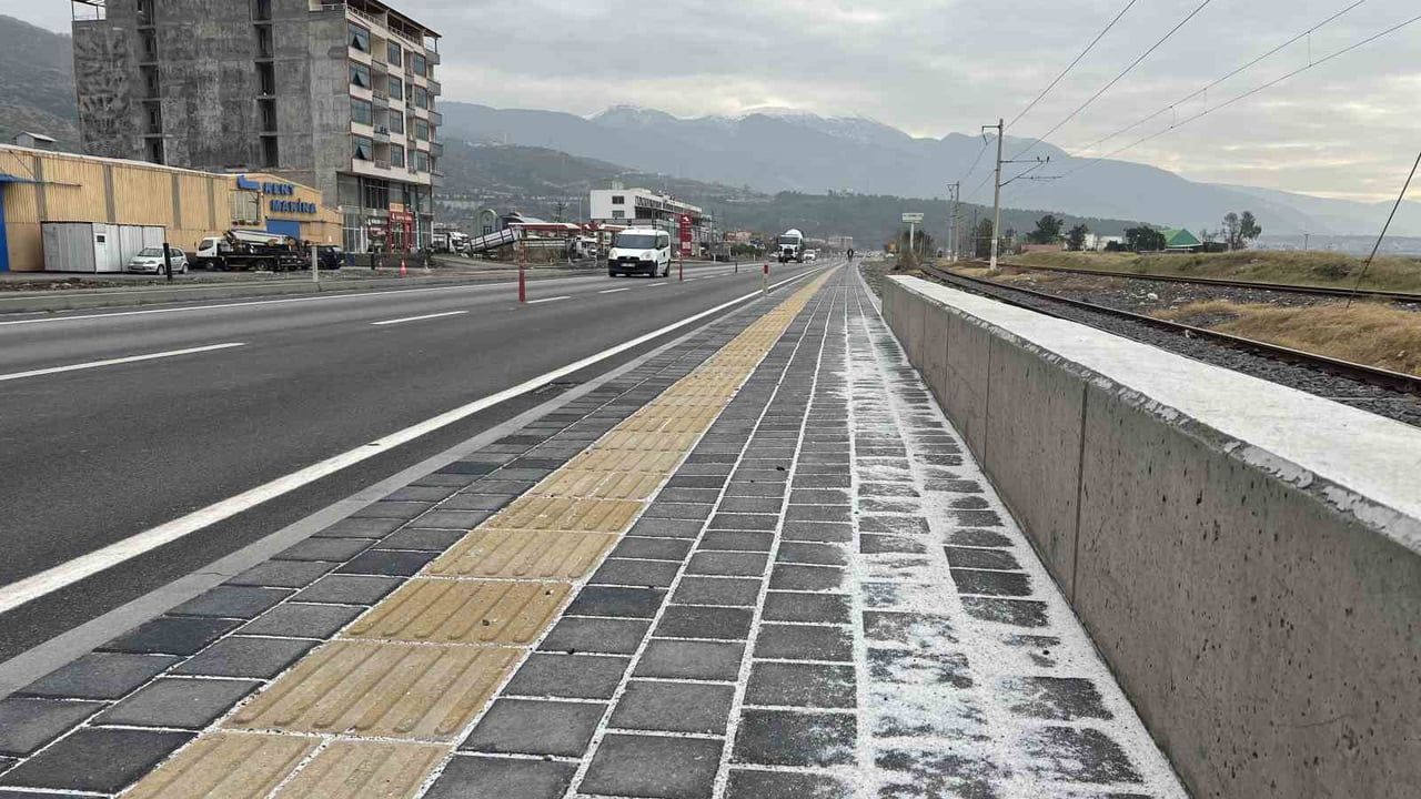 Hatay'da Limandan Taşınan Gübreler Karayoluna Saçılıyor, Vatandaşlar Fırçayla Topluyor