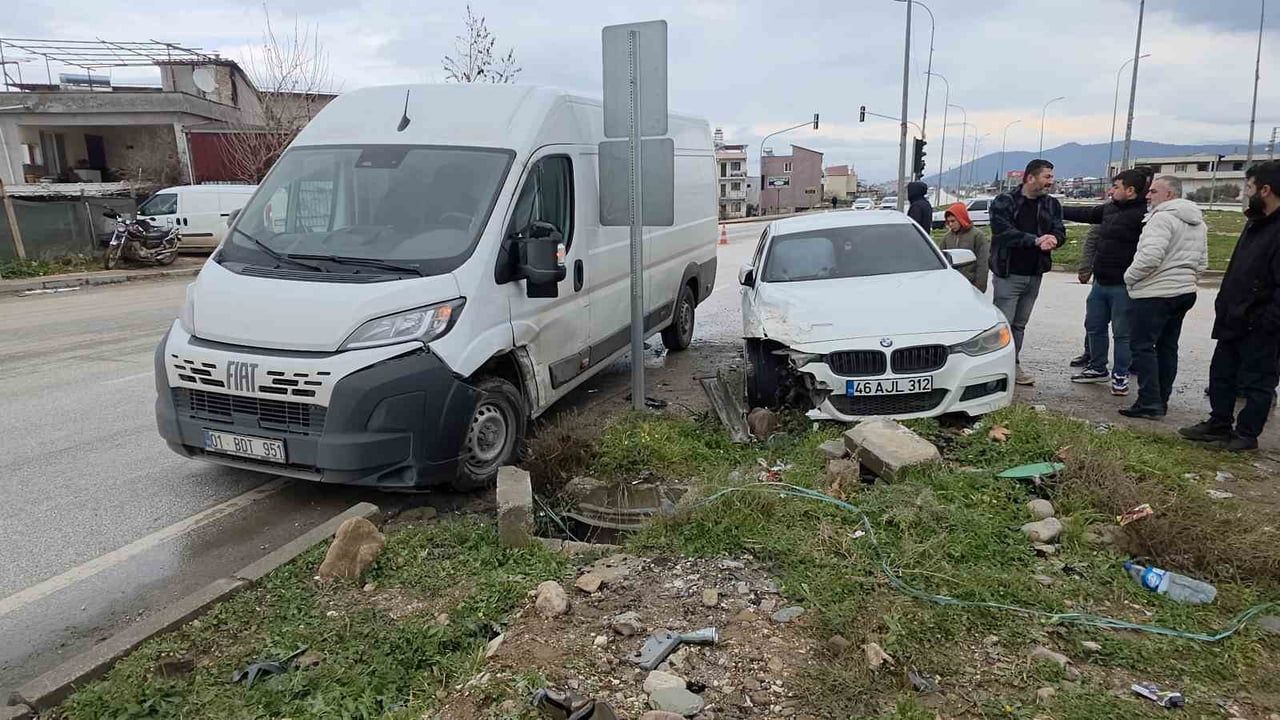 Hatay'da minibüs ile BMW çarpıştı: kaza araç kamerasına yansıdı, sürücü yaralandı