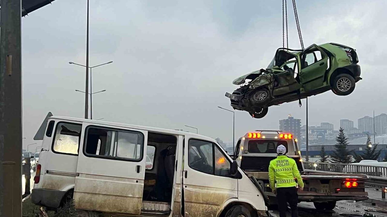 Hatay'da minibüsün karşı şeride geçmesi sonucu ilkokul öğretmeni yaşamını yitirdi