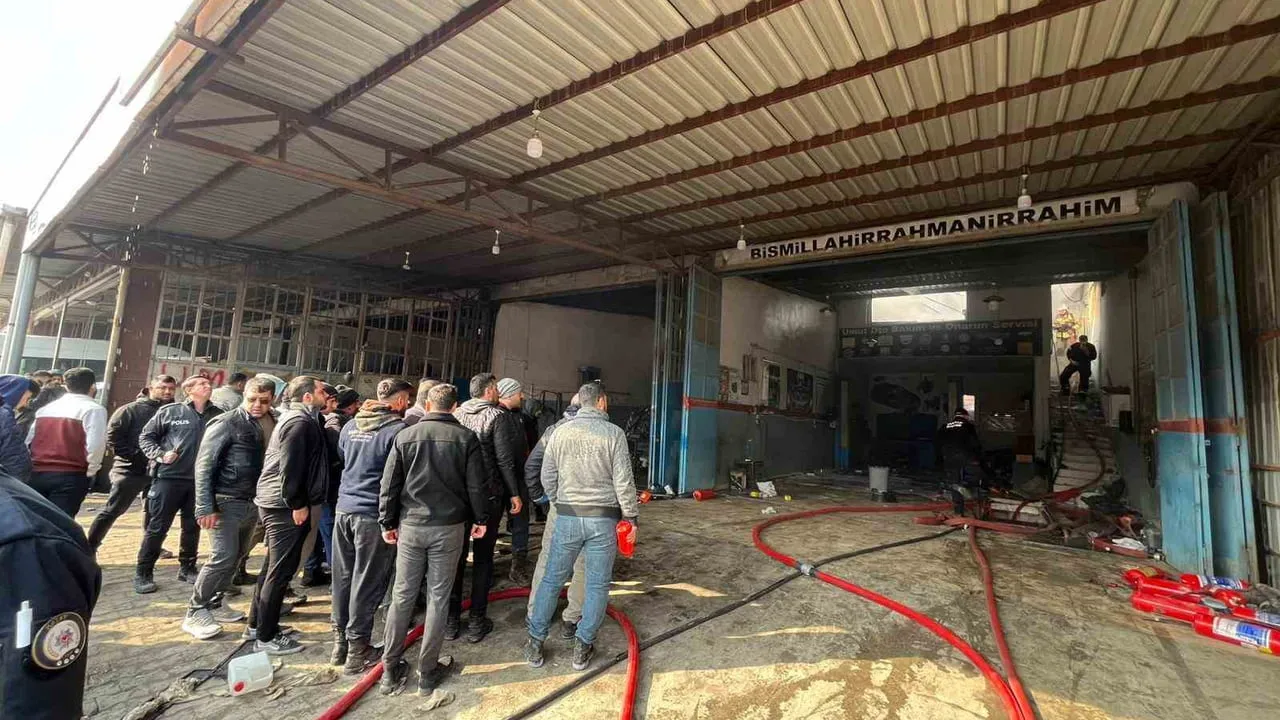 Hatay'da oto tamirhanesi yangını itfaiyenin hızlı müdahalesiyle kontrol altına alındı