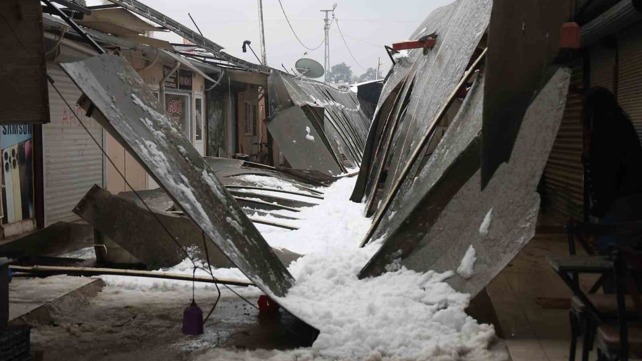Hatay'da prefabrik çarşı çatısı kar yükünü taşıyamayıp çöktü