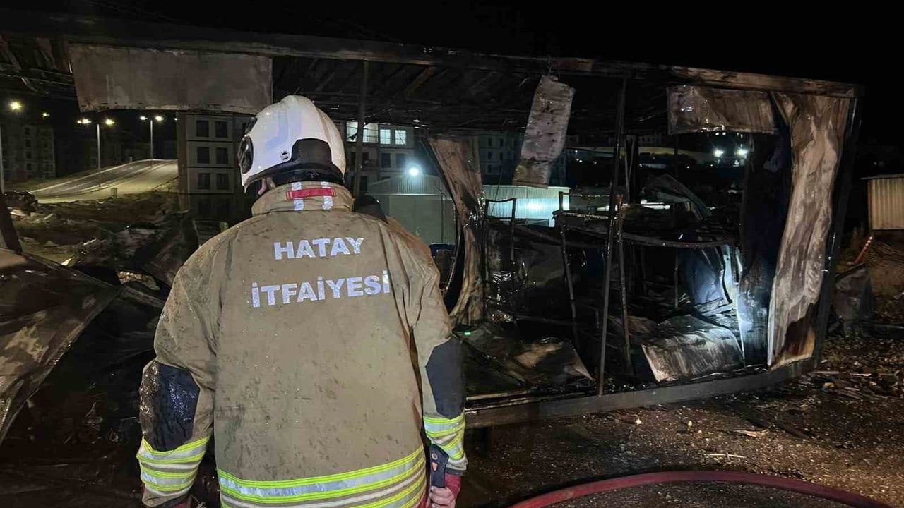 Hatay'da şantiye konteyneri alevlere teslim oldu, kullanılmaz hale geldi