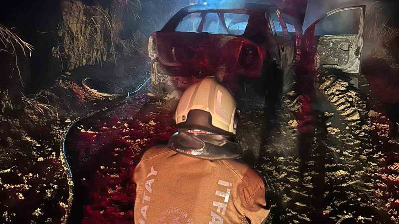 Hatay'da Seyir Halindeki Otomobilin Motorunda Çıkan Yangın Arsuz'da Aracı Kullanılamaz Hale Getirdi