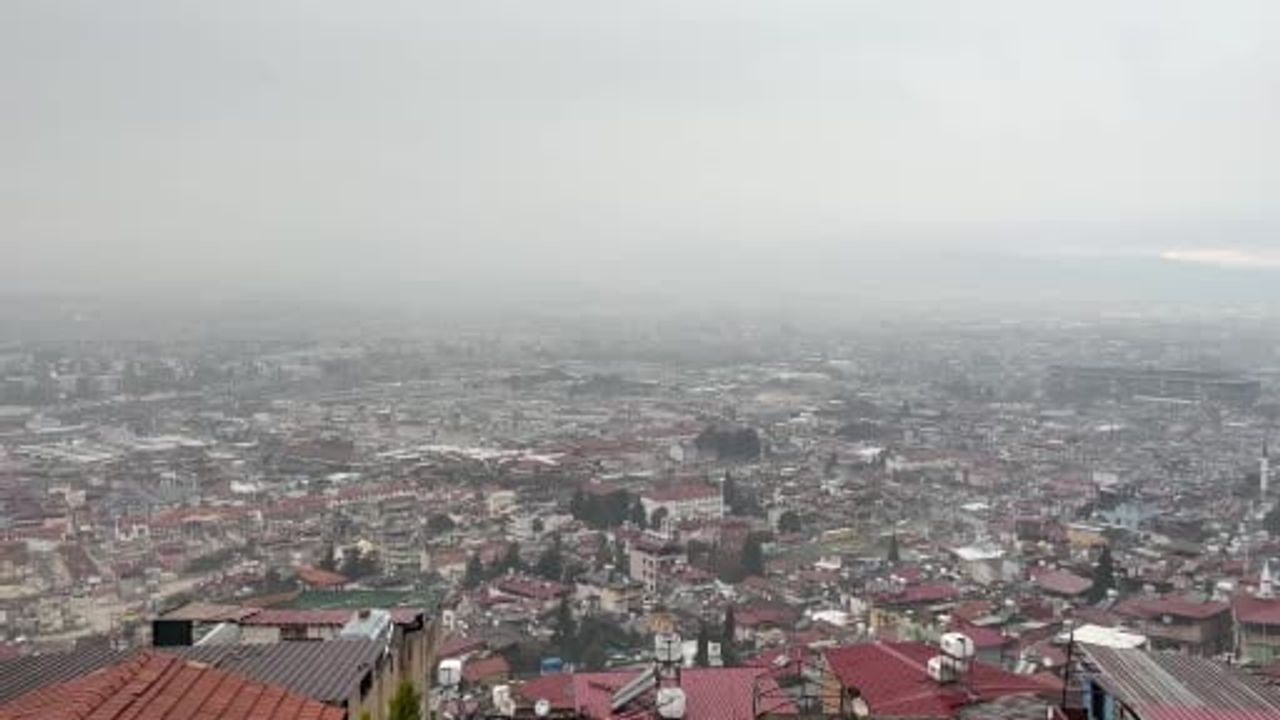 Hatay'da üç gündür süren yağış ve sis, Antakya ve Defne'de göllenme oluşturdu