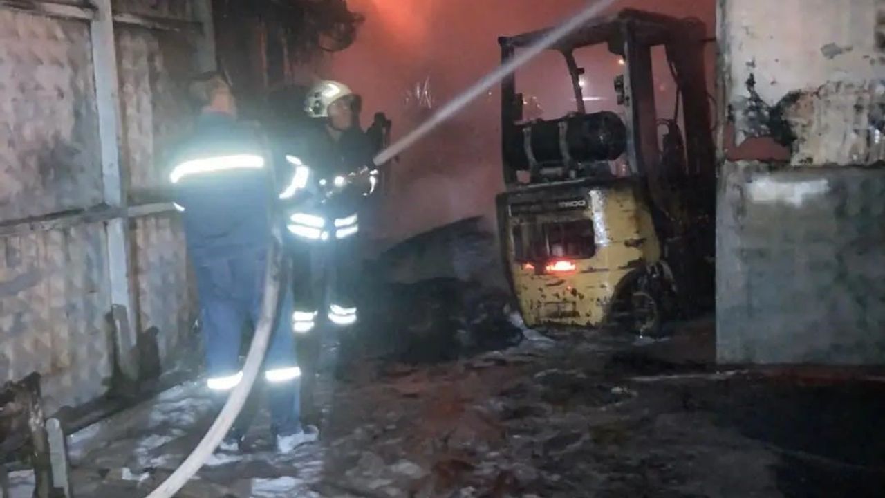 Hatay'da ULTRANS lojistiğe ait lastik deposunda çıkan yangın kontrol altına alındı