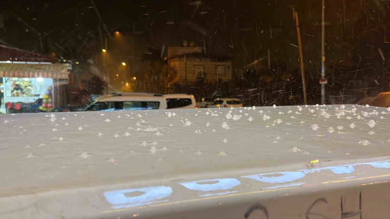 Hatay'da yağmur ve dolu etkisi: Antakya'da kısa süreli dolu, Bezge Mahallesi beyaza büründü