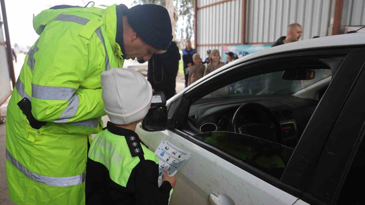 Hatay'da 'Yüreğimizdeki Işık' projesiyle depremzede çocuklar polis ve jandarma üniformasıyla trafik denetimi yaptı
