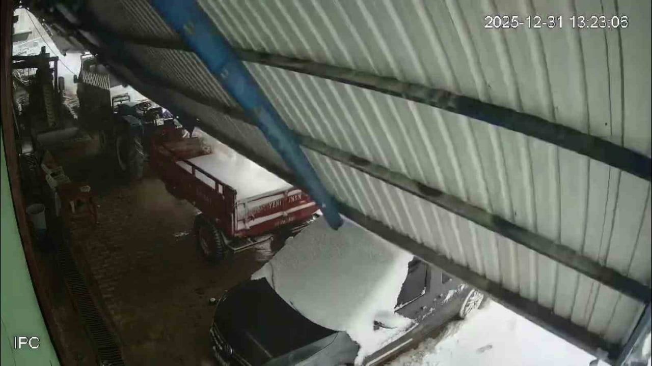 Hatay'da zeytinyağı fabrikası çatısı kar yüküne dayanamayarak araçların üzerine çöktü