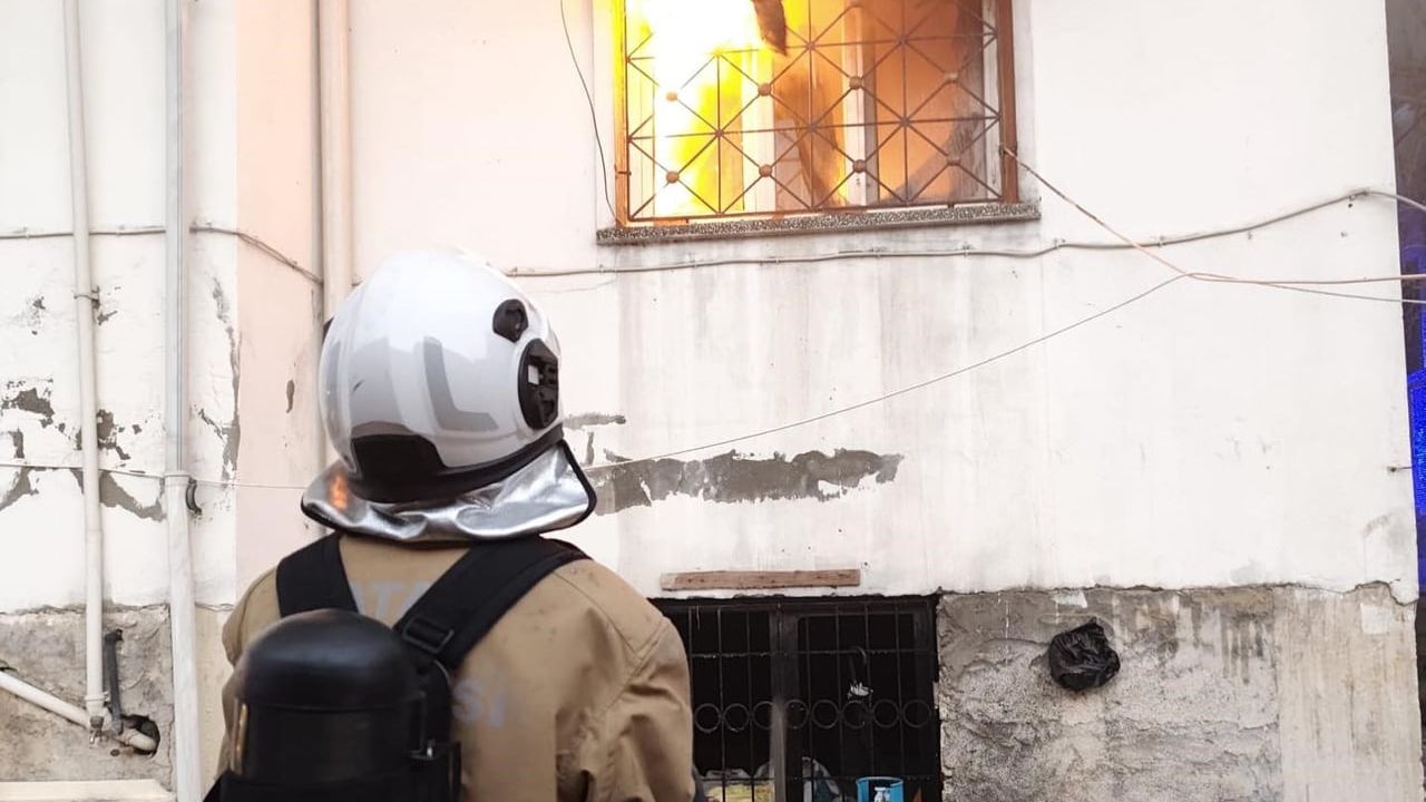 Hatay Defne'de 2 katlı müstakil evde çıkan yangın itfaiye tarafından kontrol altına alındı