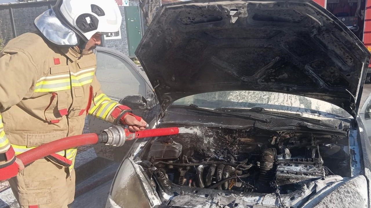 Hatay Defne'de Seyir Halindeki Otomobilin Motorunda Yangın, İtfaiye Hızla Söndürdü