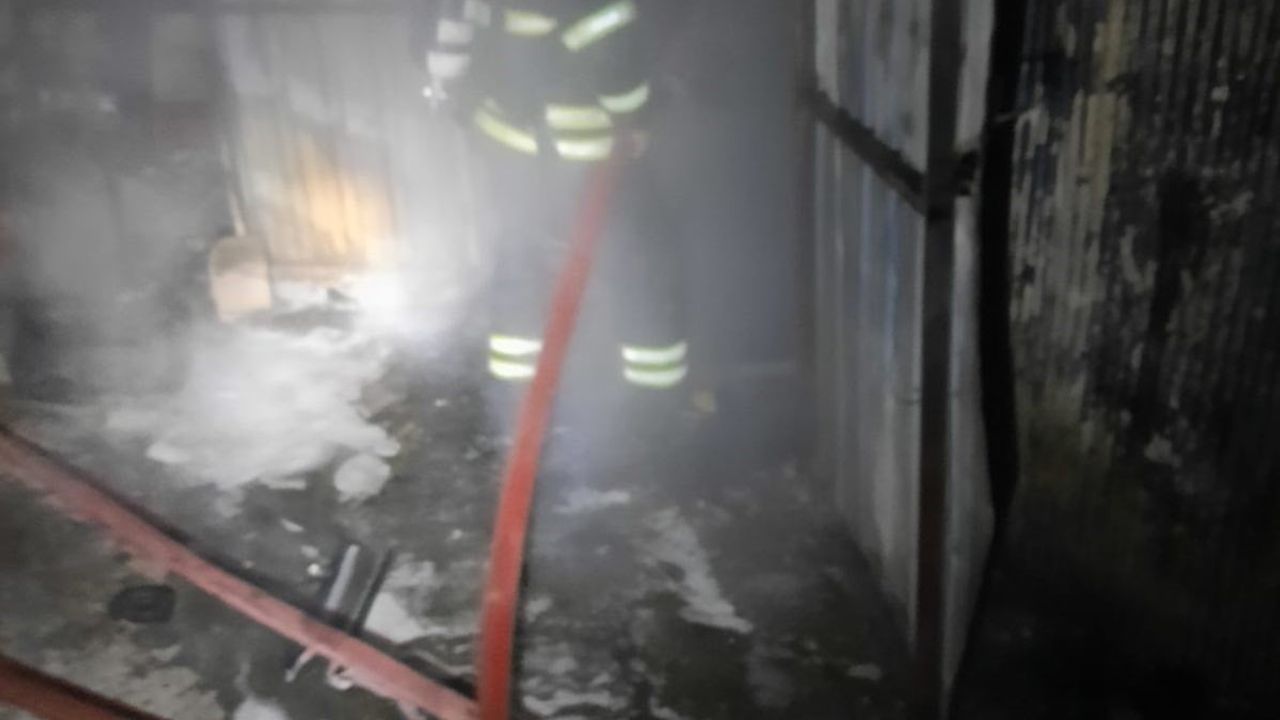 Hatay Defne Turunçlu Mahallesi'nde depo konteyneri yandı, kullanılmaz hale geldi