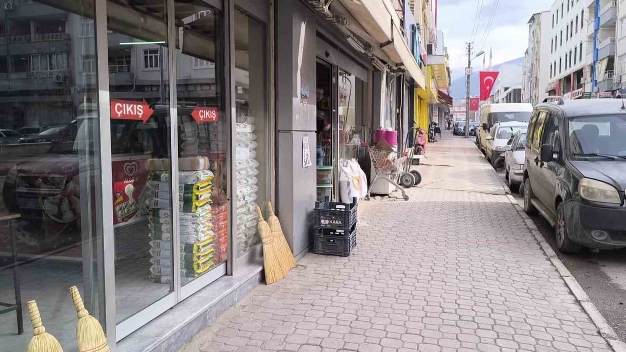 Hatay Dörtyol'da market önünden 18 litre sıvı yağın çalınması görüntülere yansıdı