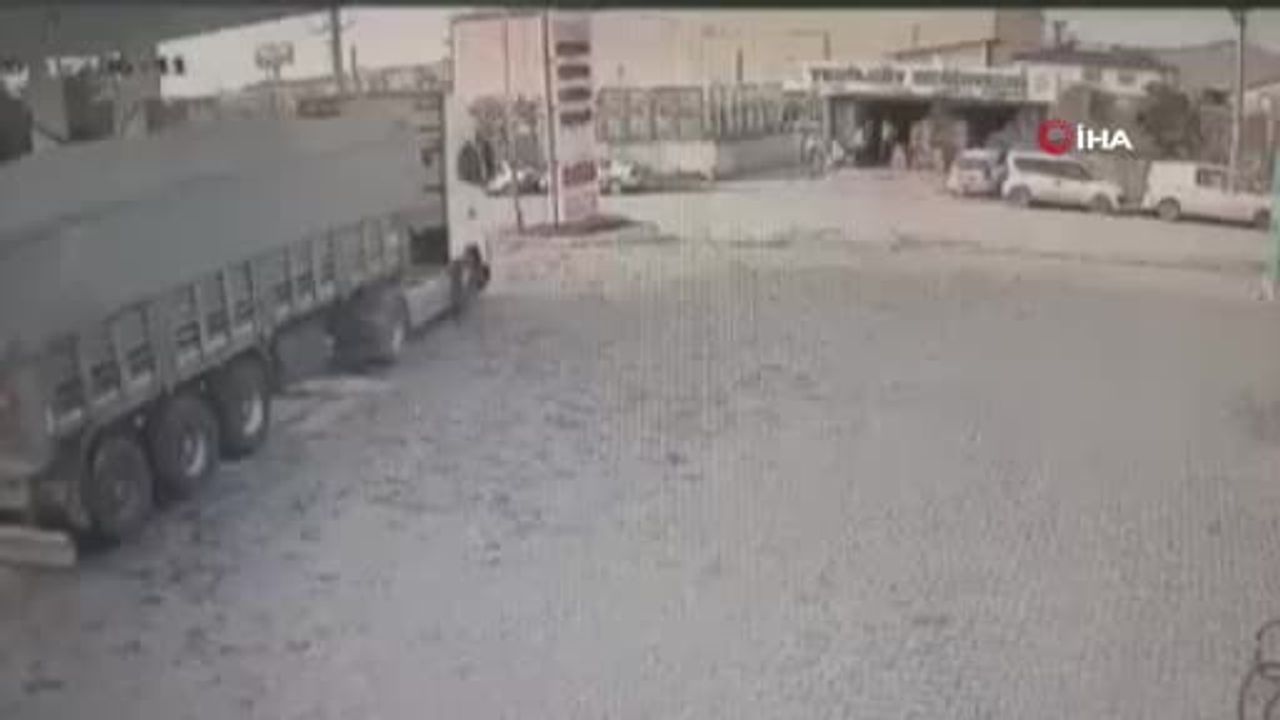 Hatay Dörtyol'da zincirleme kaza: Kamyon ile tırın çarpışması sonucu 5 araç hasar gördü