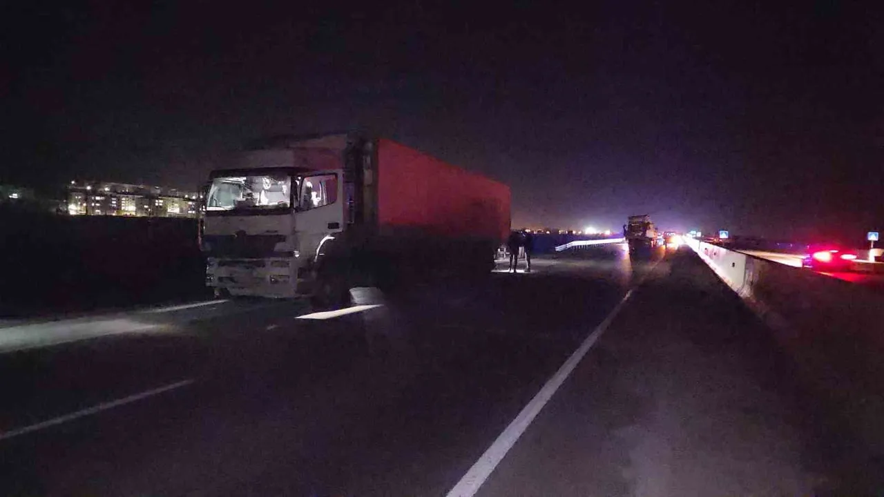 Hatay Hassa'da zincirleme kaza: 2 tır ve traktör çarpıştı, 1 yaralı