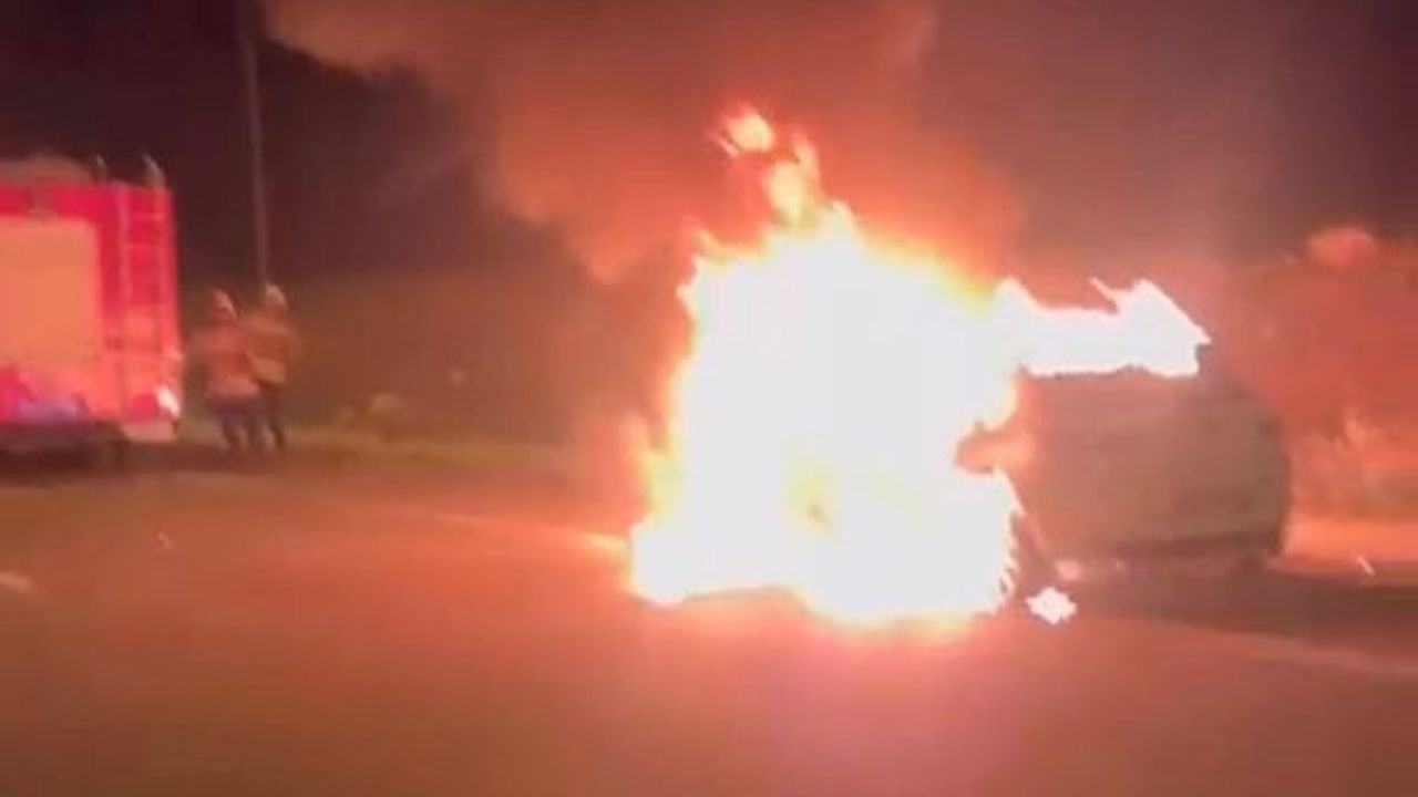 Hatay'ın Reyhanlı ilçesinde seyir halindeki otomobil motor yangını sonucu kullanılamaz hale geldi