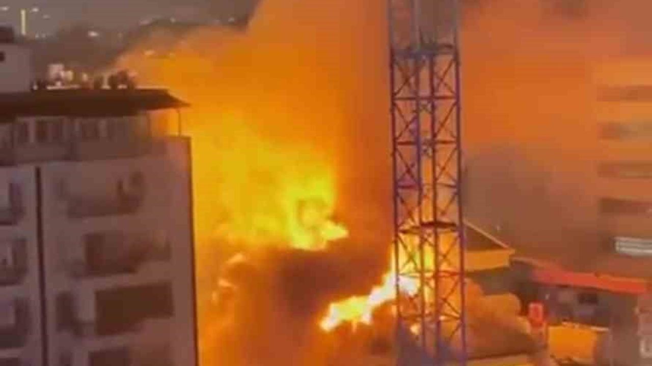 Hatay İskenderun'da akaryakıt istasyonu yakınında bina yangını kontrol altına alındı