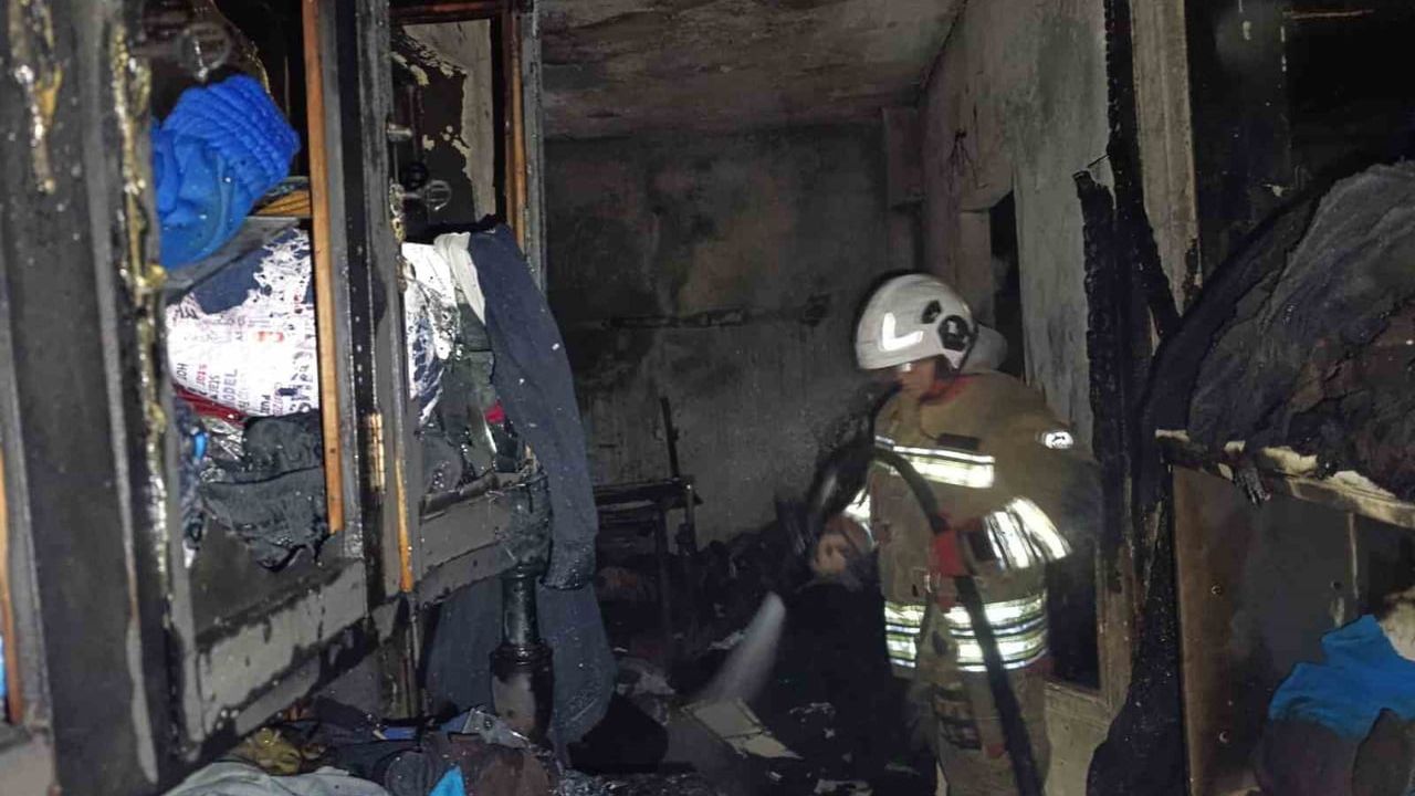 Hatay İskenderun'da giriş katındaki kumaş deposunda yangın, itfaiye alevleri söndürdü