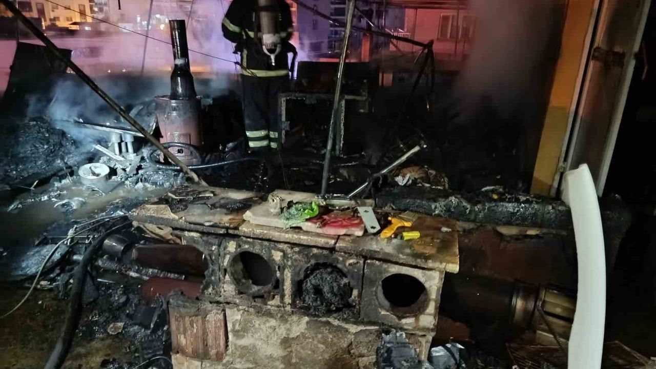 Hatay Payas'ta iki katlı müstakil evin çatısında çıkan yangın söndürüldü